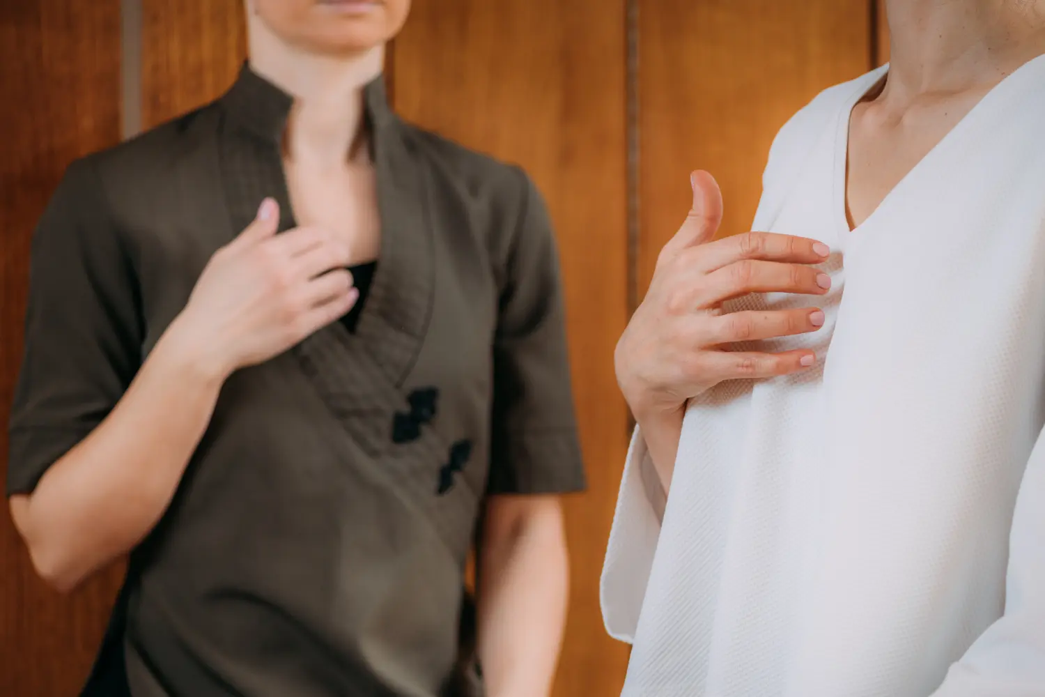 Chakra-Reinigungs-Klopftechnik. Emotional Freedom Technique oder EFT, Thymus, Herz-Chakra.