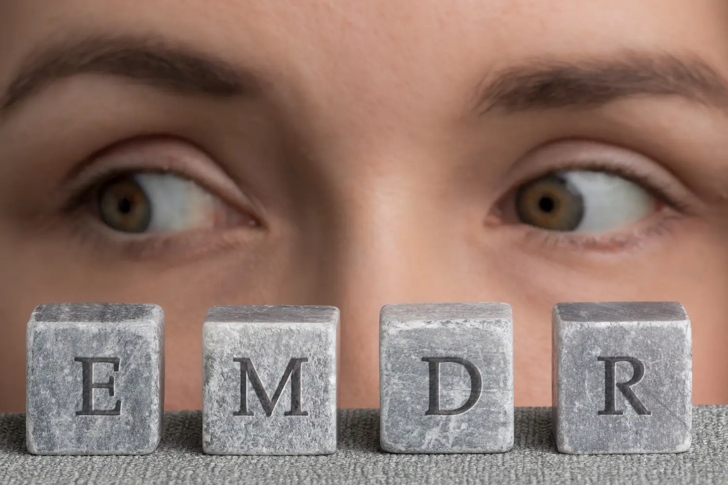 Eye Movement Desensitization and Reprocessing Psychotherapie Behandlungskonzept. Buchstaben EMDR auf grauen Steinwürfeln geschrieben Blöcke